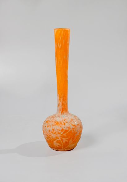 null DAUM Nancy. Petit vase soliflore en verre givré multicouches orange à décor...