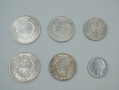 null 
Lot de pièces en argent comprenant : 

- 2 pièces 50 francs, 1977, 1978. Poids...