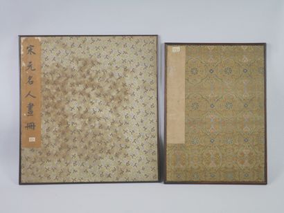 null CHINA 20th century. 

Two silk fabrics 

40x38 cm

39x29 cm

Framed by wooden...