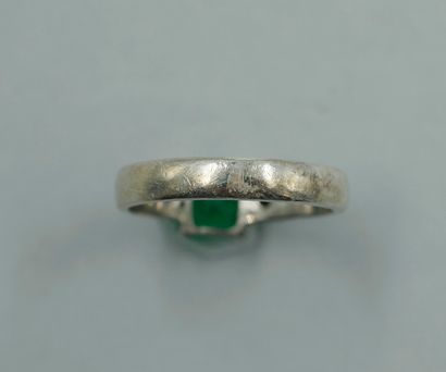 null Silver ring with a Brazilian emerald of 1,10ct and two small diamonds. 

PB...