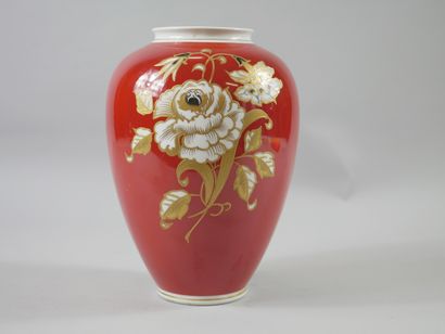 null Vase balustre en porcelaine rouge à décor sur la panse de fleurs blanches rehaussées...