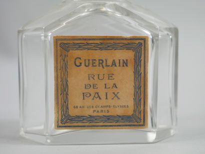 null GUERLAIN "Rue de la Paix". 

Bottle in crystal of BACCARAT. Label titled. 

Height:...