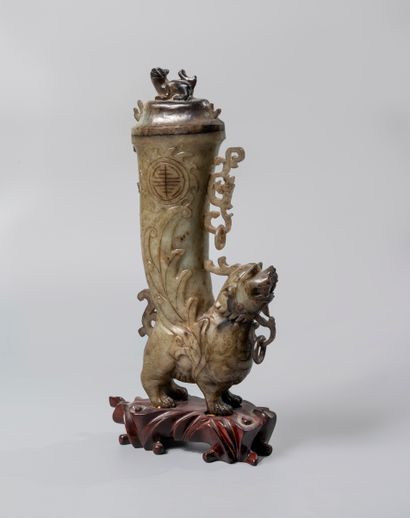 null CHINE, circa 1900.

Vase en forme de chimère ailée aux anses asymétriques zoomorphes....