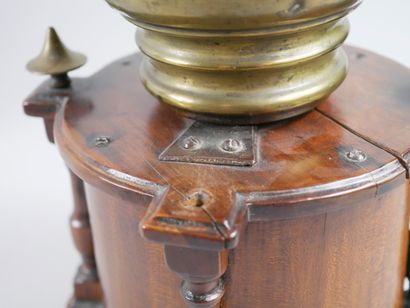 null A natural wood and copper coffee grinder. 

19th century. 

Height: 32cm. Diameter:...