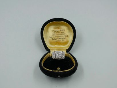 null 18k white gold ring topped with brilliant-cut diamonds. 

Work of the 1940s.

PB...