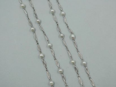 null Two 18k white gold necklaces with cultured pearls. 

PB : 9,70gr. Length: 3...