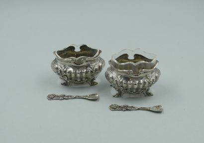 null Pair of silver saltshakers with spoons with roses. 

Weight : 57gr