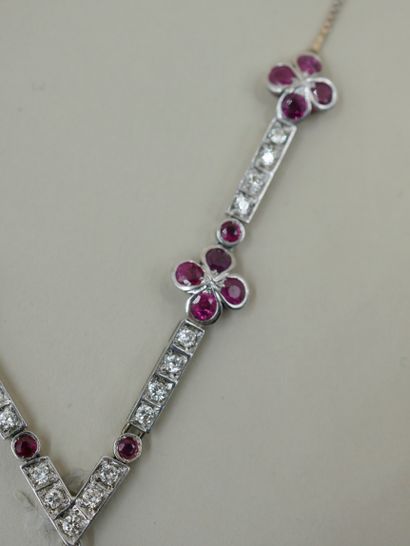 null 18K white gold necklace holding four flowers, the petals adorned with round...