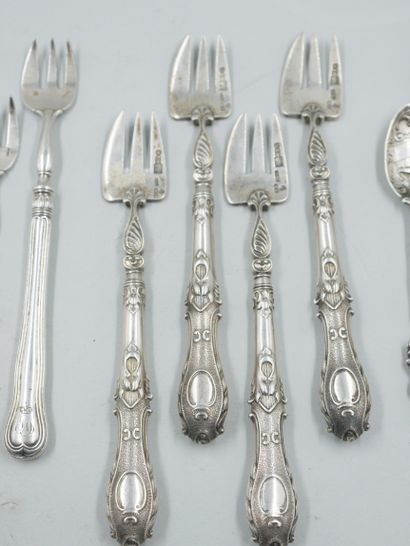 null Lot including : 

- CHRISTOFLE, four oyster forks bearing the monogram AD)

-...