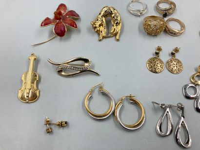 null Lot de bijoux fantaisie, boucles d'oreille, bagues, broches, boutons de man...