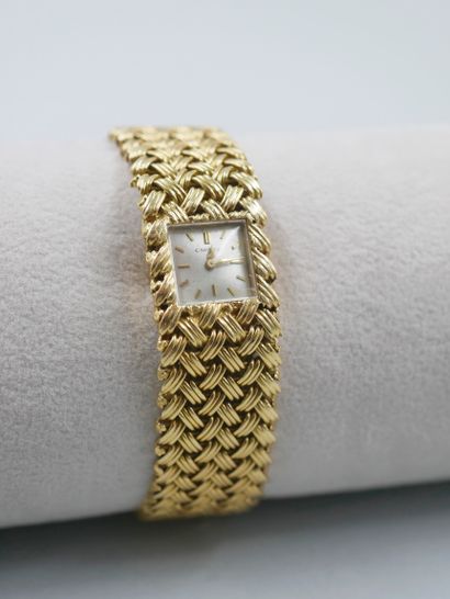 null CARTIER. 

Ladies' wristwatch in 18k yellow gold. Square case, cream dial with...