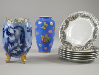 null Vase œuf en porcelaine de Limoges à fond bleu orné de fleurs. Il repose sur...