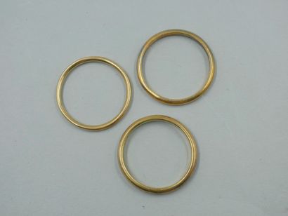 null Three wedding rings in 18k yellow gold. 

Weight : 6,30gr