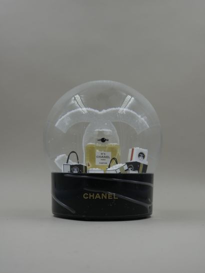 null CHANEL. 

Motorized XXL snow globe with logo and gifts of the house. 

Height...