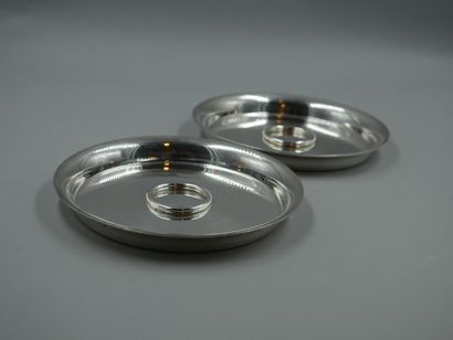 null HERMES Paris. 

Two silver plated coasters. 

Signed.

Diameter: 14cm.