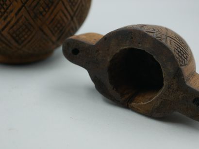 null DEMOCRATIC REPUBLIC OF THE CONGO. Large flask-shaped powder flask in wood with...