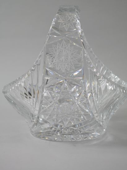 null Cut crystal fruit bowl with large handle. 

20th century. 

Height: 26cm. Length:...