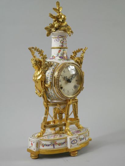 null 
Marie-Antoinette" clock, in the 18th century style. 
Height: 42 cm

As is....