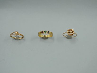 null Lot of three 18K yellow gold rings, one set with colored stones. TDD: 49, 50...