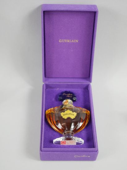 null GUERLAIN " Shalimar ".

Bat model bottle with fan-shaped cap. Gold label, titled....