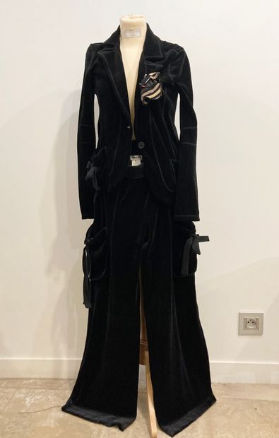 null SONIA RYKIEL.

Velvet outfit consisting of a jacket and pants with elastic waist,...