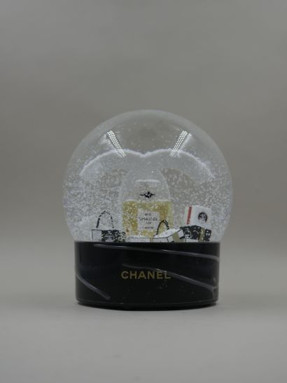 null CHANEL. 

Motorized XXL snow globe with logo and gifts of the house. 

Height...