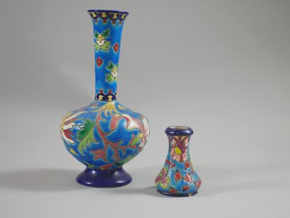 null LONGWY. 

Set consisting of a soliflore and a small vase in polychrome enamels...