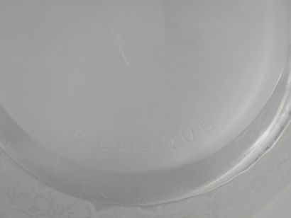 null R.LALIQUE. 

Bonbonnière "Eglantine" de forme circulaire en verre soufflé-moulé....