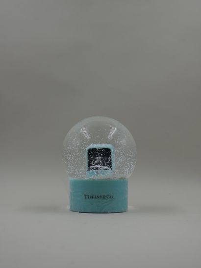 null TIFFANY CO. 

Snow globe with a solitaire in its box. 

Height : 12 cm. Height...