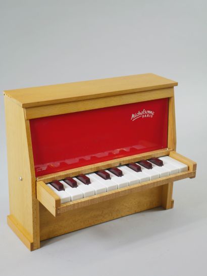 null Michel SONNE Paris. Miniature upright piano.

30 x 47 cm.