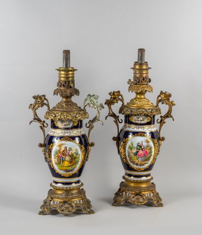 null SEVRES XIXth century. 

Pair of porcelain oil lamps decorated with bouquets...