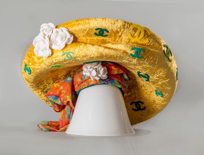 null CHANEL Maison MICHEL. 

Important hat in yellow velvet trimmed with silk, silk...