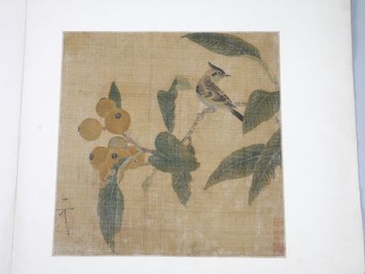 null CHINA 20th century. 

Painting on silk with a bird perched on flowering branches....