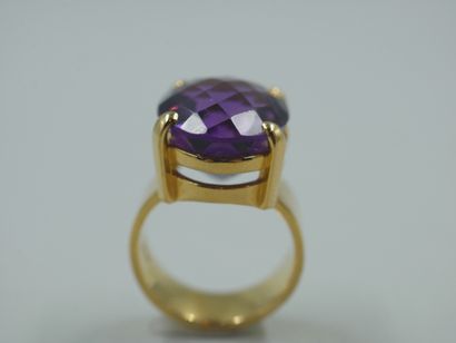 null A modernist ring in 18k yellow gold with an oval faceted amethyst. 

Period...