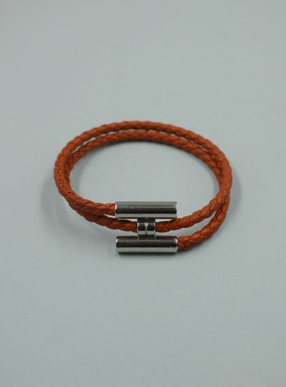 null HERMES Paris. 

Bracelet "Tournis" en cuir naturel tressé orange et métal argenté....