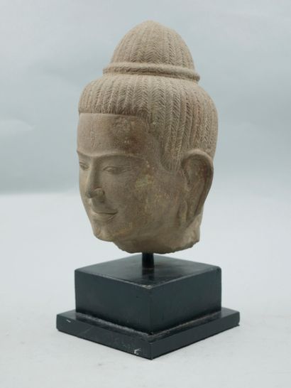 null Krishna head in stone, in the KHMER style. On a pedestal. Height: 19cm without...