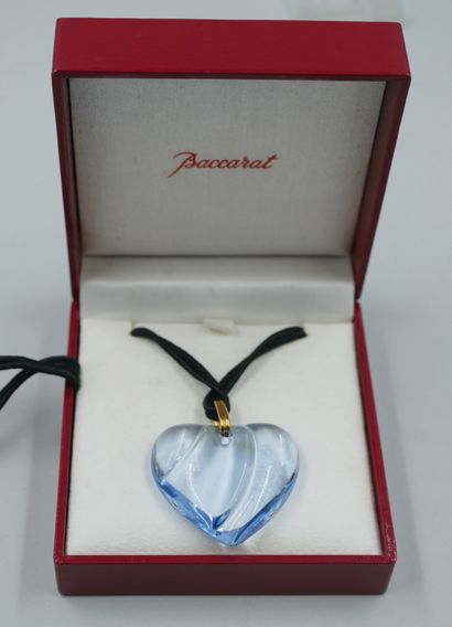 null BACCARAT.

Pendant heart of transparent blue color, the gilded metal strap....