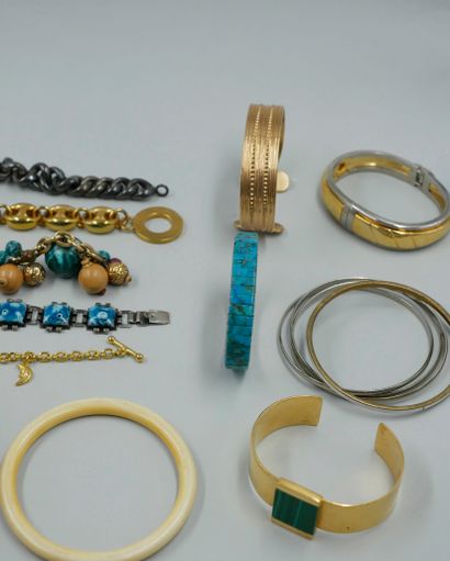null Important lot of silver, metal and other fancy jewels.
