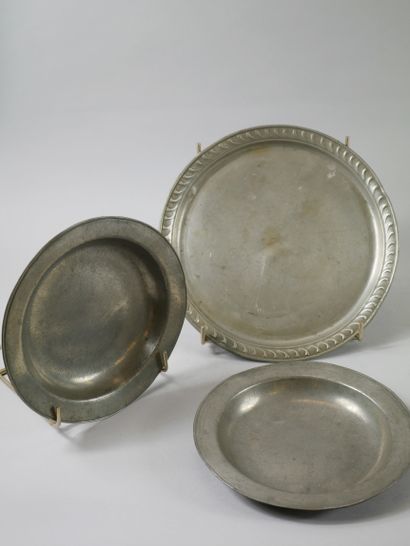 null Lot of pewter including 

- TOURNAI. Circular dish, the wing with wavelet pattern....