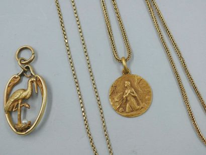 null Lot : Collier avec médaille, chaine , pendentif cygogne, en or jaune 18k.

PB...