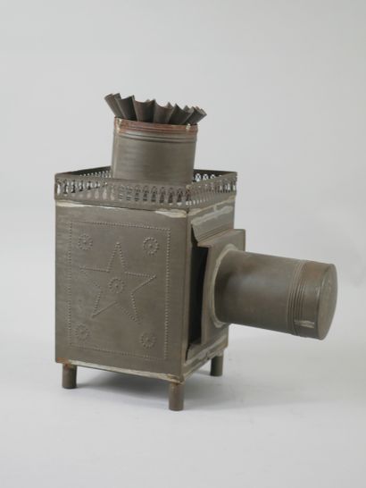 null Magic lantern in metal. With 12 views in size 

4 x 19cm.

(Accidents).