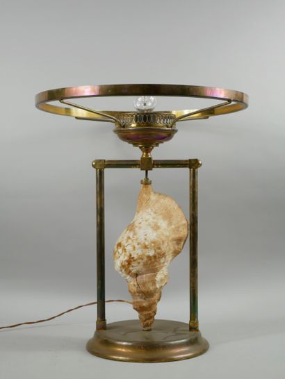 null Brass lamp, the shaft formed by a shell. 

Height: 47cm. Diameter: 40cm.