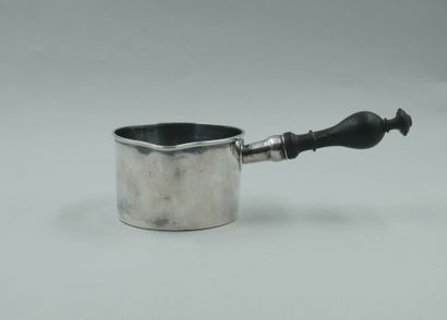 null Plain silver saucepan. Turned wood side handle. 

18th century. Marked MO P.P...