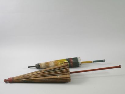 null THAILAND 20th century.

Paper umbrella and red lacquered wood handle. 

Height...