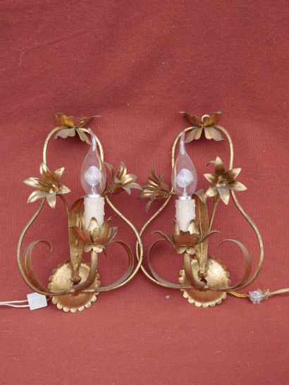 null Pair of gilt metal sconces with flowers. 

Work of the 20th century