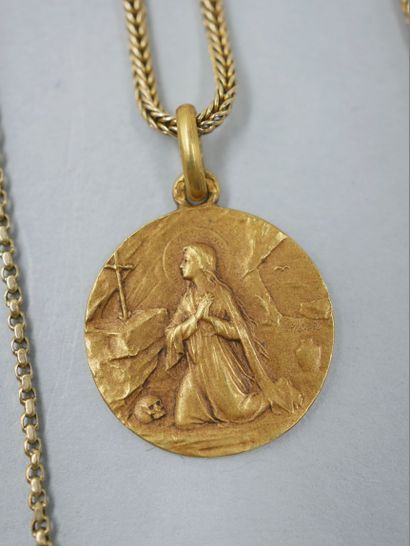 null Lot : Collier avec médaille, chaine , pendentif cygogne, en or jaune 18k.

PB...