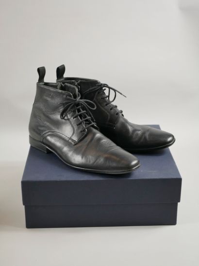 null 
KENZO. Pair of black leather shoes. 

Size 6,5. (Probably corresponds to a...