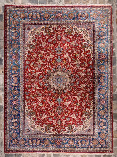 null Important and quite fine Isfahan (Iran) around 1970. 

380 x 290 cm

Velvet...