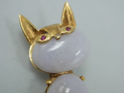 null 14k yellow gold cat brooch, the body and the head in pink quartz, the eyes in...