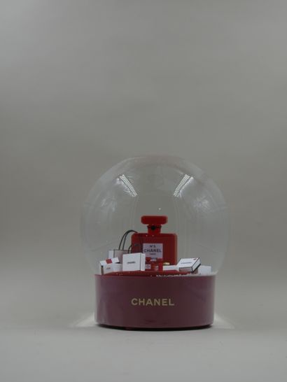 null CHANEL. 

Motorized XXL snow globe featuring the n°5 bottle. 

Height : 19 cm....
